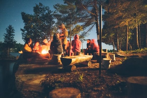 Comment maintenir une alimentation équilibrée en camping dans une région isolée?