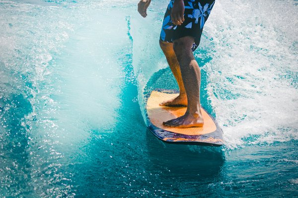 Comment choisir une croisière qui propose des cours de surf avec des professionnels?